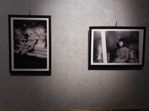 "Kainós® Magazine: recensione alla mostra su Mario Dondero - foto: Sala 8, Francia, ragazza nel bistrot e clochard nella metro"