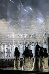 "Kainós® Magazine - Aida al 100° Arena Opera Festival - foto di scena delle divinità allegata alla critica allo spettacolo"