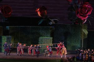 "Kainós® Magazine: Il Barbiere di Siviglia - foto di scena, Atto I - recensione alla prima, 100° Arena Opera Festival"